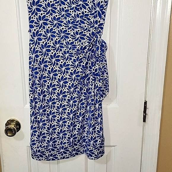 DIANE VON FURSTENBURG Size 6 New Della Dress, Lace Petals pattern, sarong sheath - Picture 3 of 10